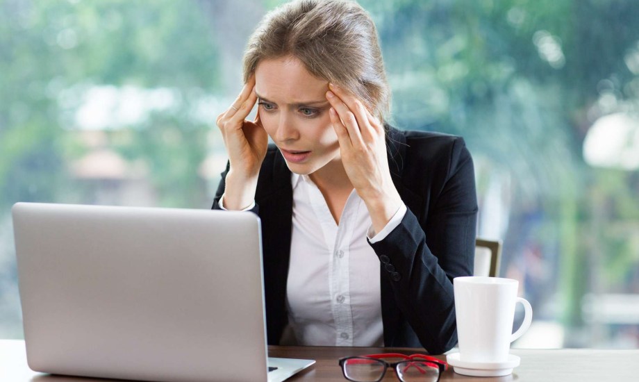 الجلوس أمام شاشة الكمبيوتر يصيبك بالصداع