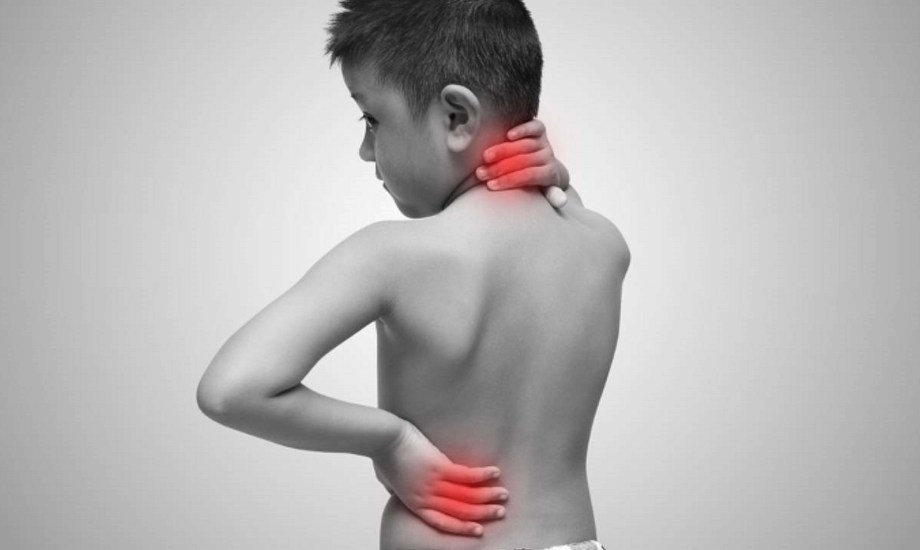 أسباب آلام الظهر عند الأطفال والمراهقين