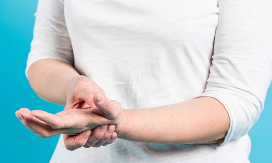 حكة راحة اليدين تشير إلى مشكلة بالكبد