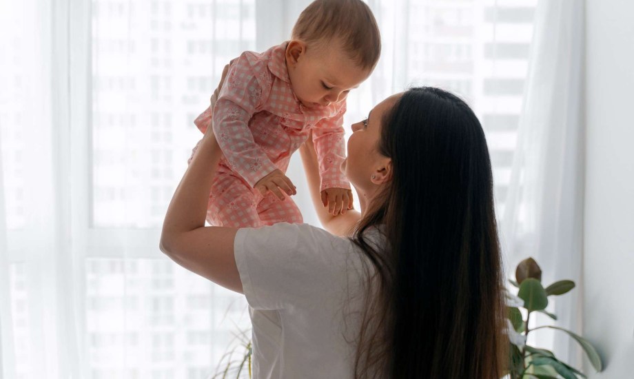 أهمية الإجازات المدفوعة للأمهات الجدد