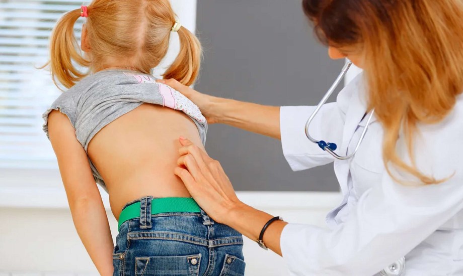علاج آلام الظهر عند الأطفال