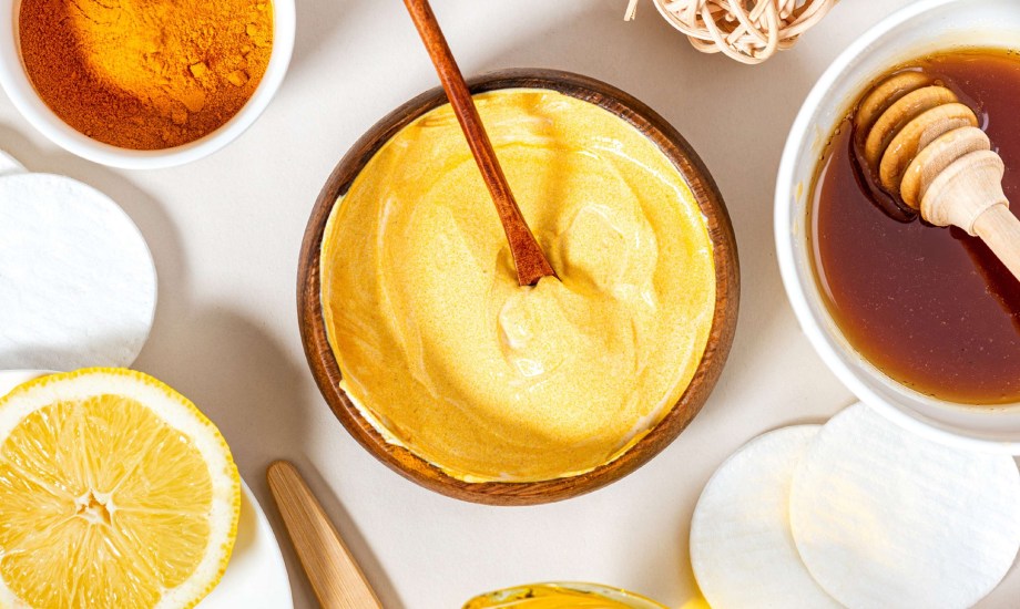 فوائد قناع الكركم للشعر