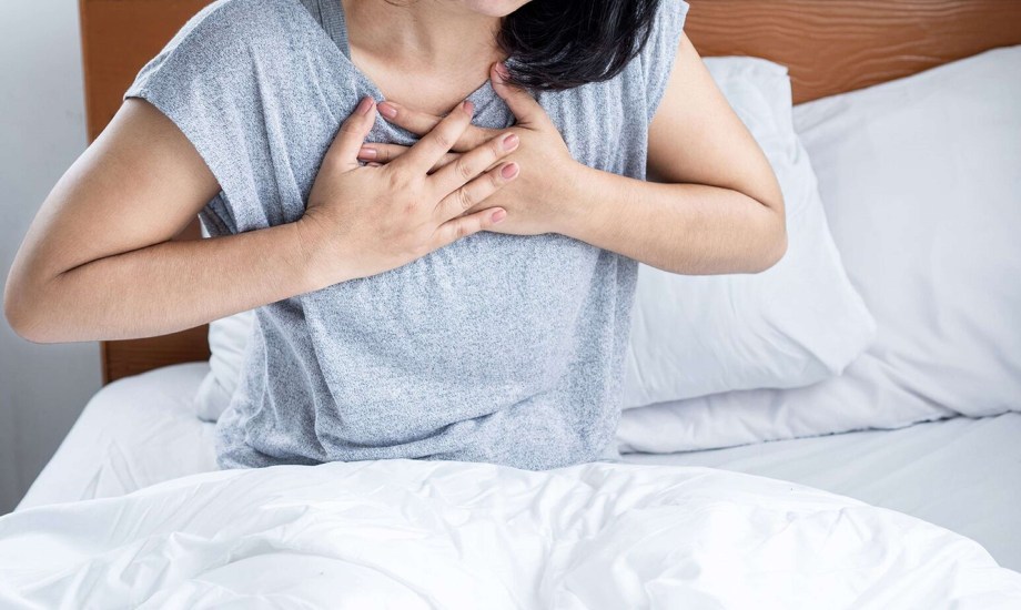 هل خفقان القلب عند النوم خطير؟