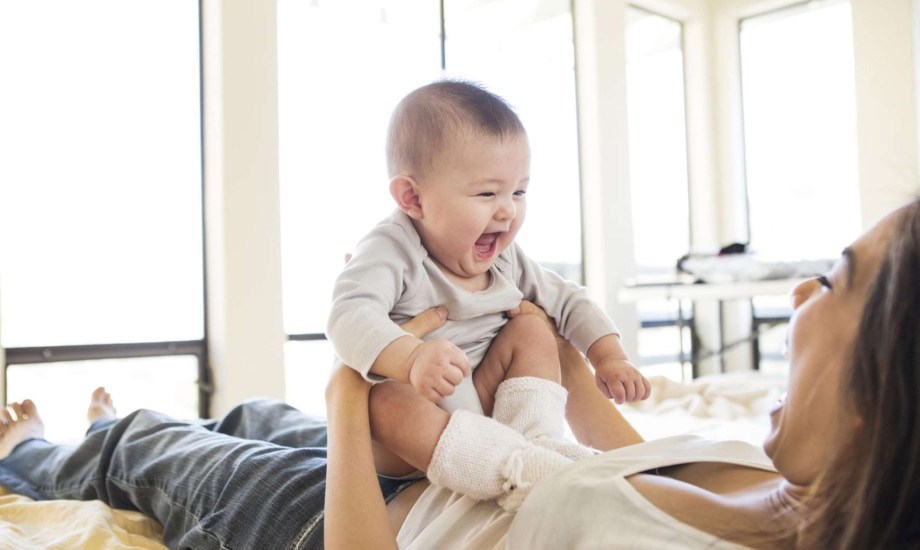 متى يبدأ الأطفال في الضحك؟