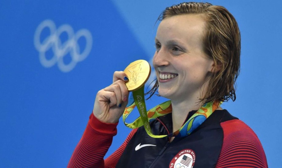 سباحة أولمبية تحدت إصابتها وحصدت ذهبية