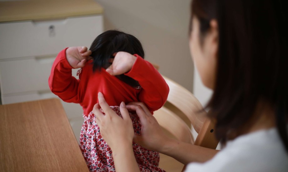 أسباب خلع الأطفال المصابون بالتوحد ملابسهم فجأة