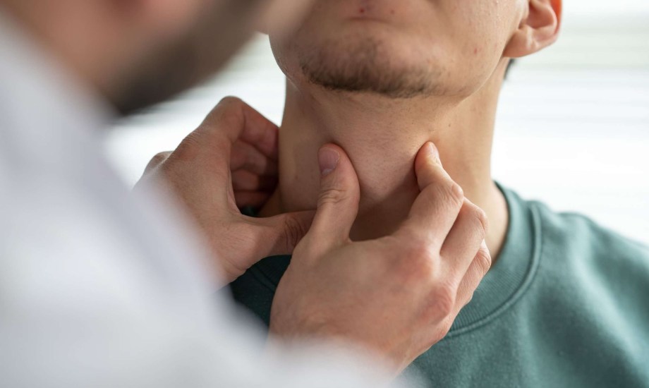 لماذا تفاحة آدم أكثر بروزا عند الرجال؟