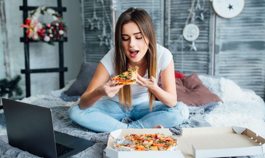 مخاطر تناول الطعام على السرير