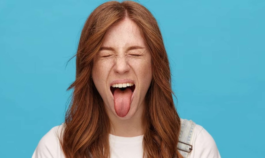 أسباب الشعور بالطعم المعدني في الفم