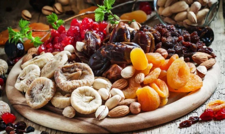 تناول الفواكه المجففة يحمي من الإصابة بالسكري