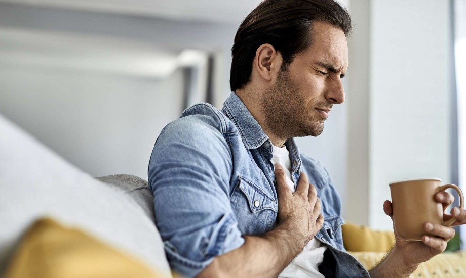 طرق لتخفيف حرقة المعدة بعد تناول القهوة