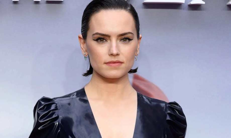 إصابة ديزي ريدلي بمرض جريفز