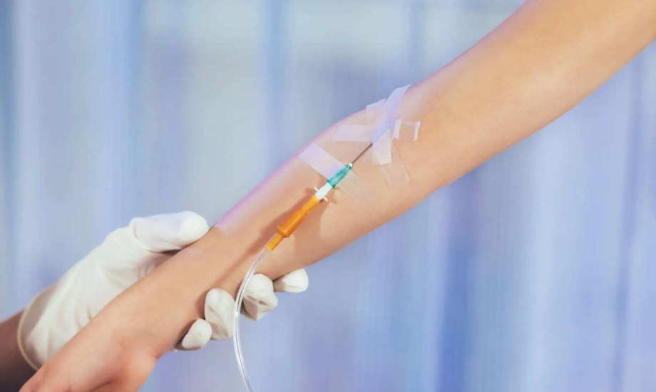 ما الفرق بين العلاج بالفيتامين الوريدي والمكملات الغذائية؟