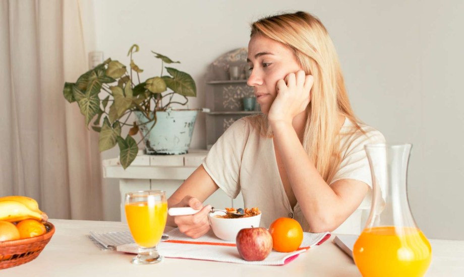 ماذا يحدث لجسمك عند شرب الماء بعد الأكل مباشرة