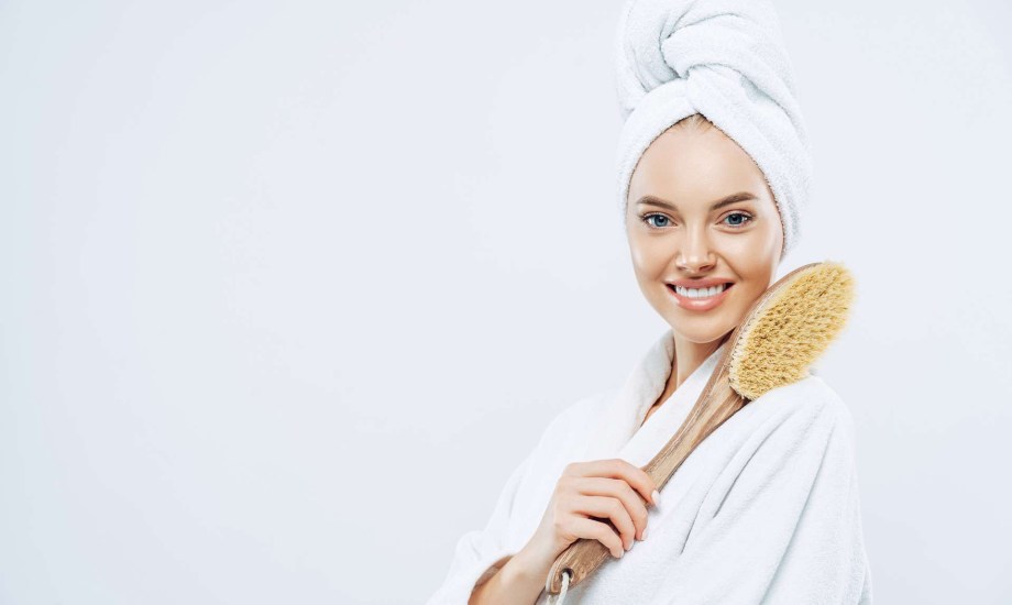 فوائد التقشير الجاف للجسم