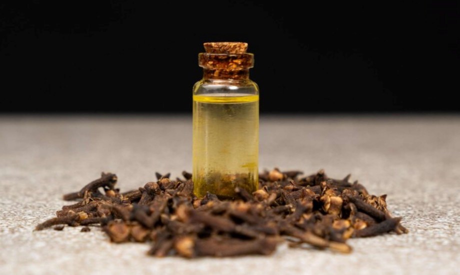 فوائد زيت القرنفل للبشرة