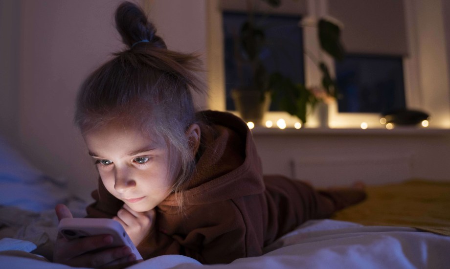 أضرار سهر الأطفال