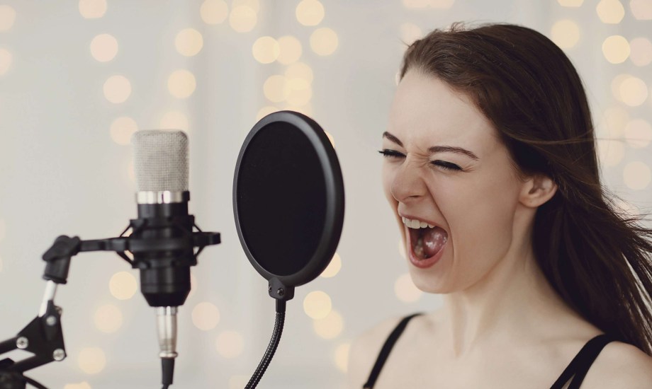 إصابة الأحبال الصوتية وتشنجات عضلية.. الوجه الآخر لمهنة الغناء