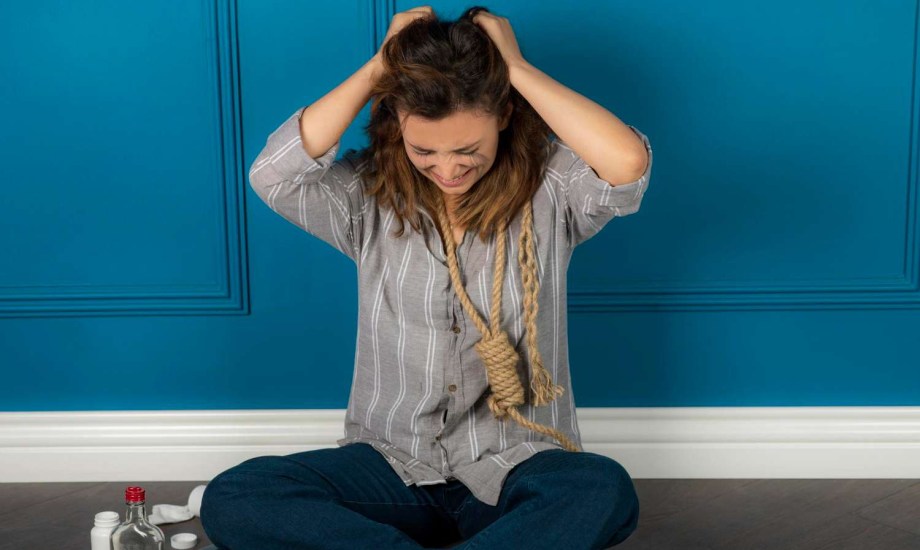 ما هي أسباب الانتحار؟ عوامل الخطر و8 علامات للأفكار الانتحارية