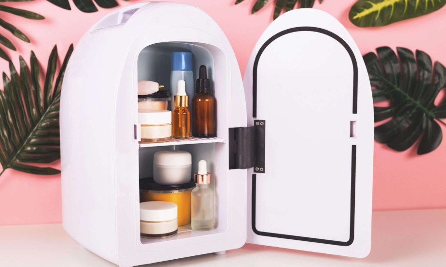 فوائد تخزين منتجات العناية بالبشرة في الثلاجة 