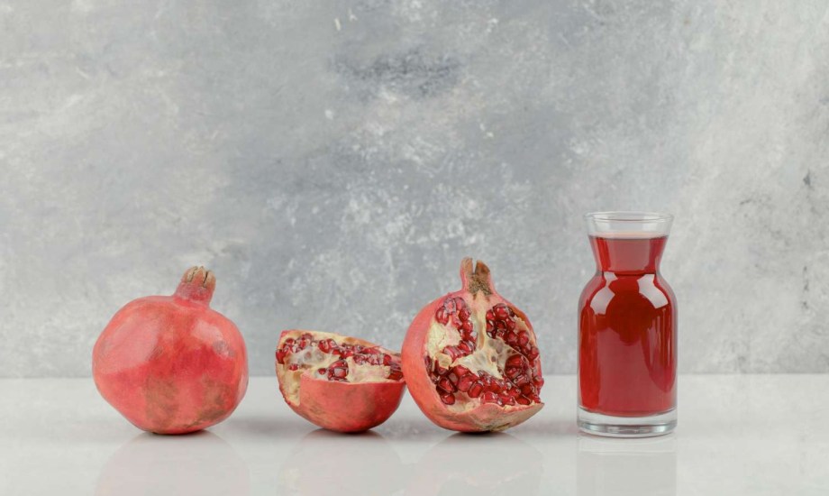 بذور الرمان أم عصيره.. أيهما أفضل لصحتك؟