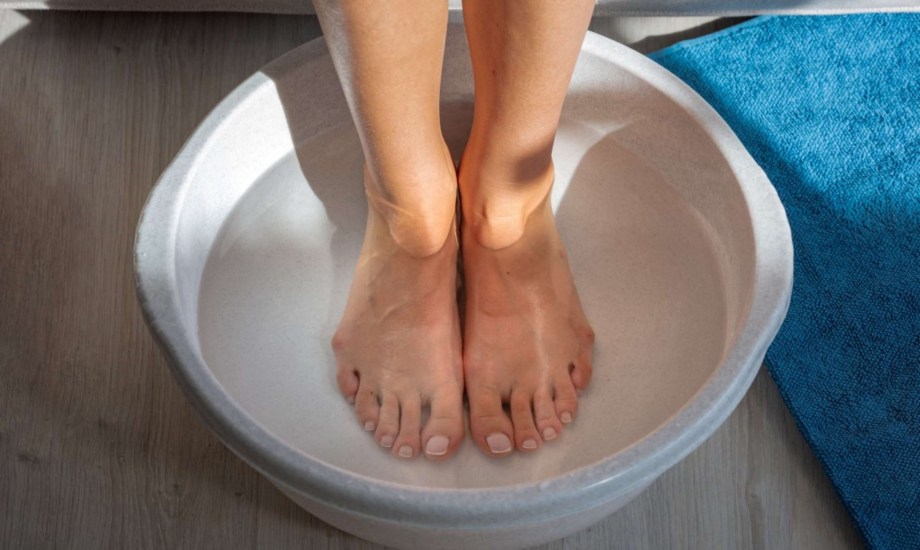 فوائد نقع القدمين في الماء البارد