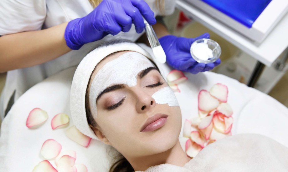 كم مرة يجب تقشير البشرة؟ و5 نصائح تساعدك على اختيار النوع المناسب