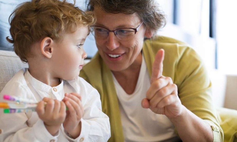 6 كلمات مهمة في لغة الإشارة للأطفال