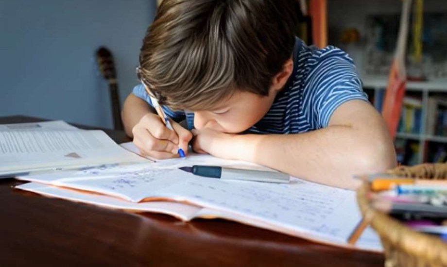 الأوضاع الصحيحة للأطفال أثناء المذاكرة