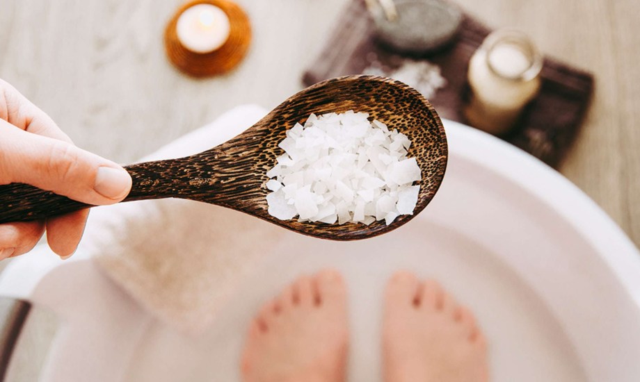فوائد نقع القدمين في الماء والملح