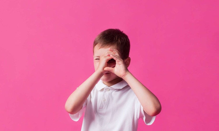 لماذا يفرك الأطفال عيونهم عندما يشعرون بالتعب؟