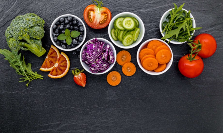 4 أطعمة ومشروبات تناولها ليلا يجنبك انتفاخ الوجه صباحا