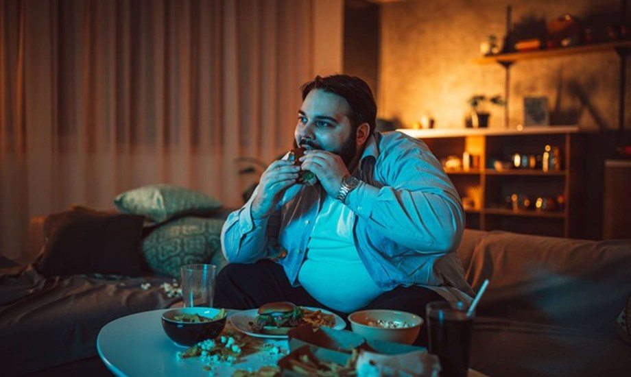 عادات غير صحية يفعلها الرجال في أوقات الراحة