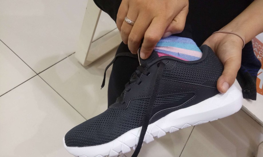 أخطاء شائعة عند اختيار وارتداء الأحذية