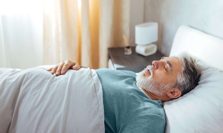 النوم على الظهر يزيد خطر الإصابة بمرض ألزهايمر