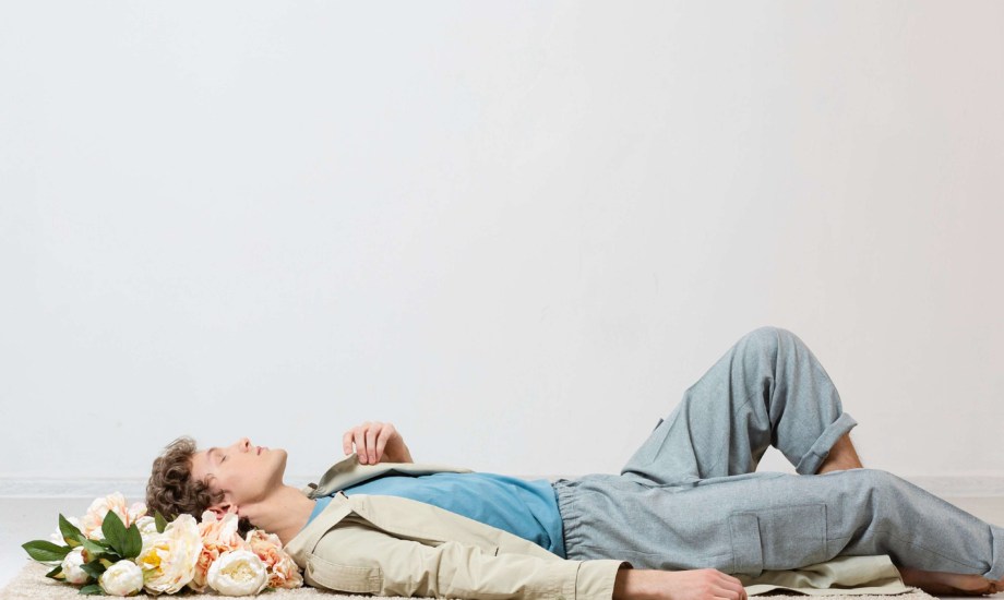 الفوائد الصحية للنوم على الأرض