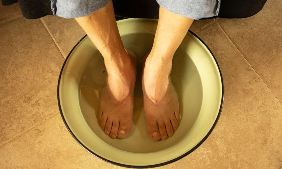 نقع القدمين في الماء البارد 10-15 دقيقة يقلل الالتهاب