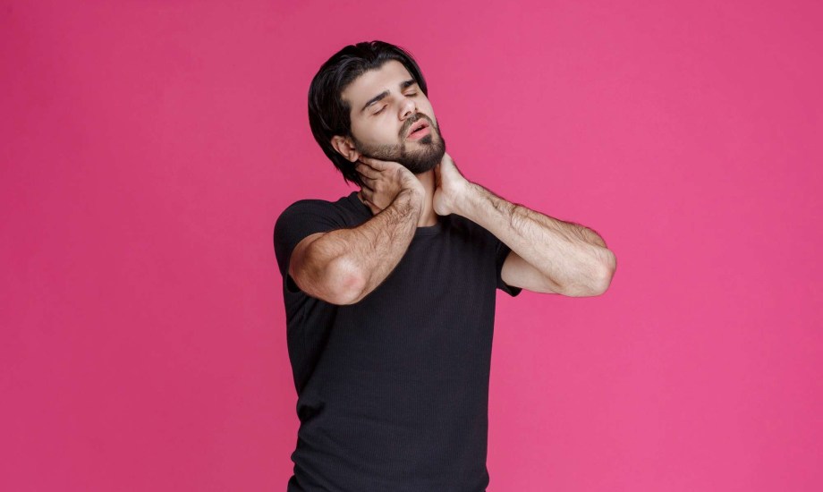 أضرار طقطقة الرقبة