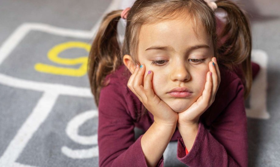 أسباب وعلامات تكشف الإصابة بالاكتئاب عند الأطفال