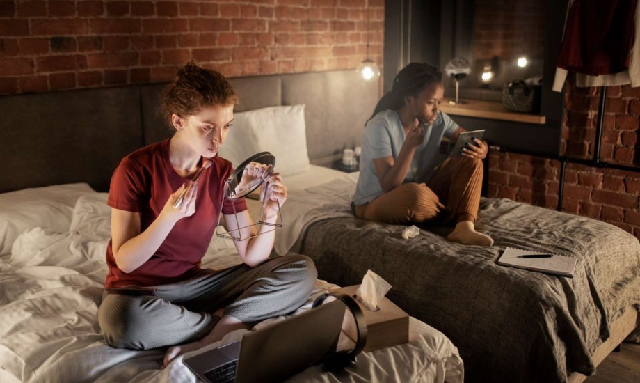 تأثير العيش مع زملاء السكن على الصحة النفسية