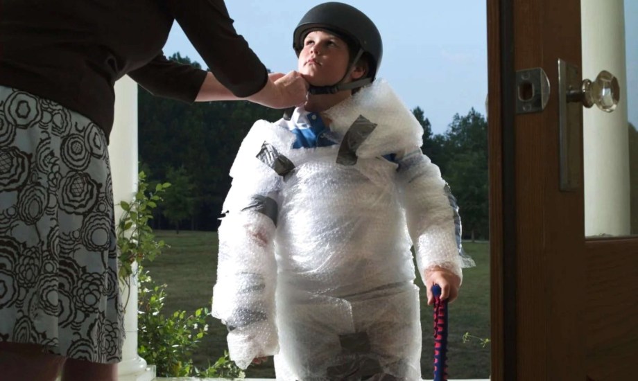 علامات تدل على أنك والد مفرط الحماية