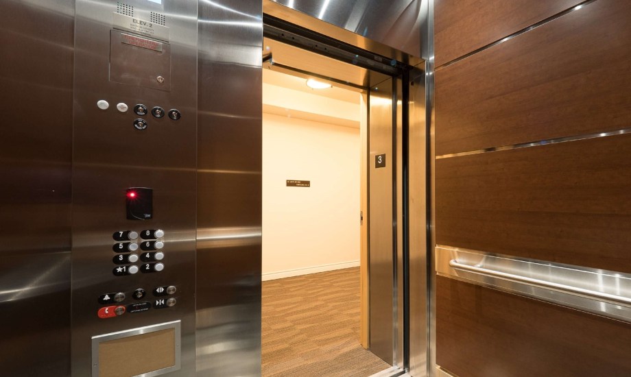 فوائد المرايا في المصاعد الكهربائية