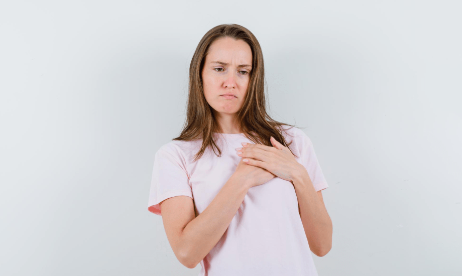 أسباب ضمور الثدي لدى النساء