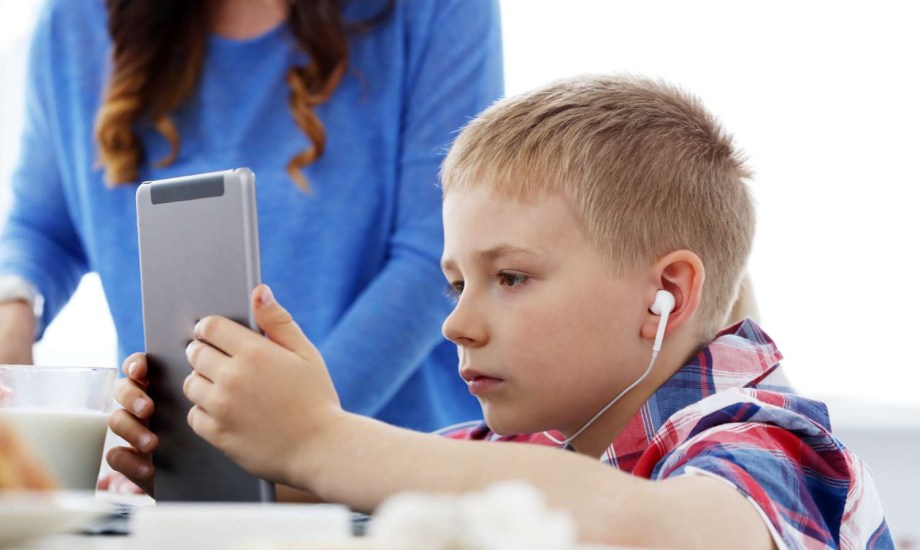 مخاطر استخدام الشاشات في سن مبكرة