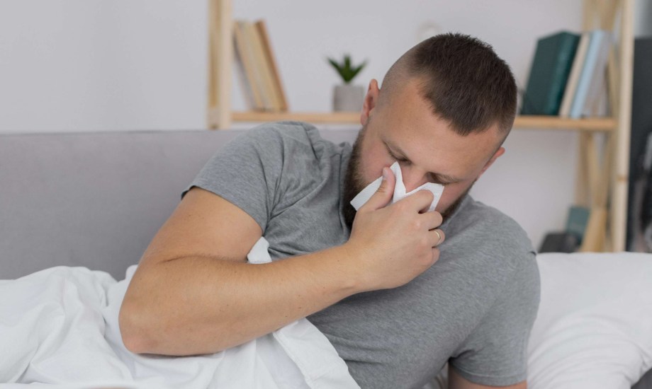 هل قلة النوم تسبب الإصابة بالبرد؟