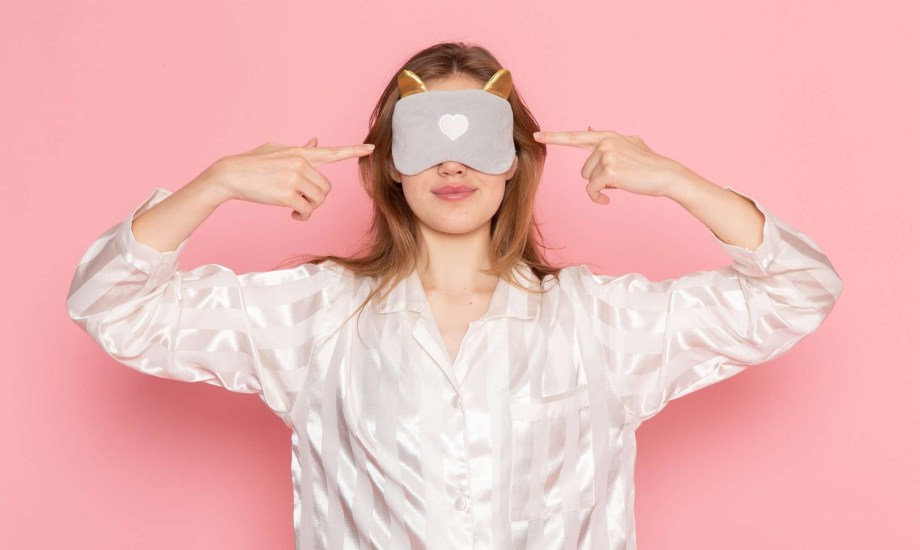 فوائد قناع النوم لصحة العين والبشرة والدماغ