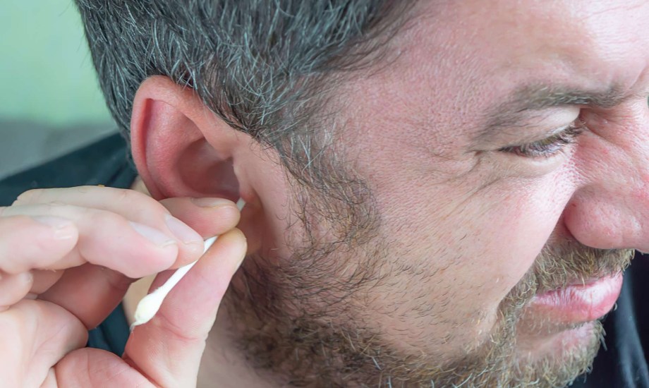 4 مشاكل صحية وراء رائحة شمع الأذن الكريهة