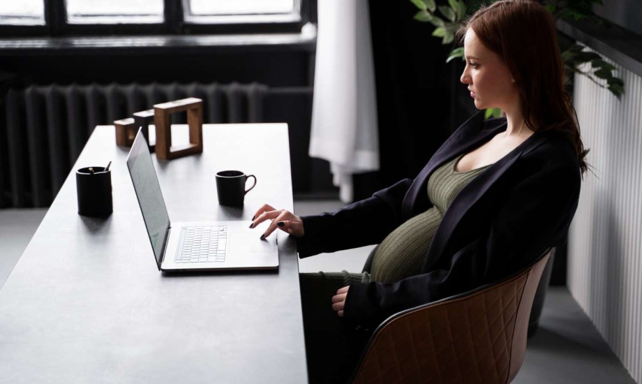 نصائح تدعم صحة المرأة الحامل أثناء العمل