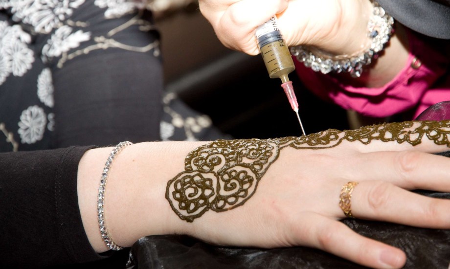 الآثار الجانية للحناء على البشرة