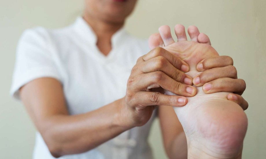 حلول بسيطة لتخفيف تورم القدمين أثناء السفر